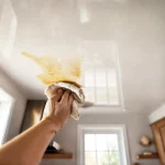 Фото по теме: Как быстро отмыть натяжной потолок на кухне от копоти и желтого налета