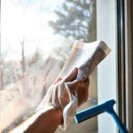Фото по теме: Как правильно мыть окна без разводов газетой или специальной шваброй