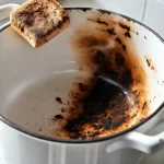 Фото по теме: Чем отмыть пригоревшую эмалированную кастрюлю внутри и снаружи